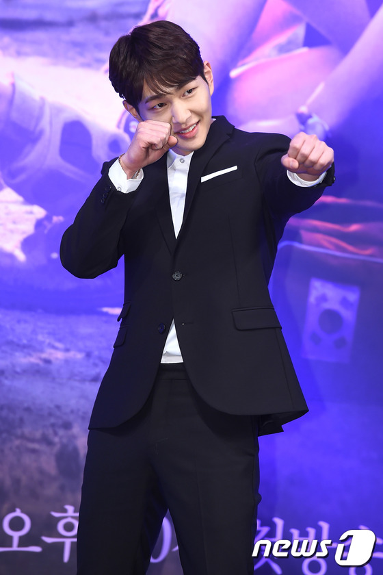 《太阳的后裔》发布会宋仲基宋慧乔齐现身 SHINee温流荧屏首秀【组图】