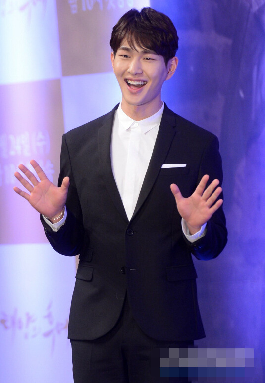 《太阳的后裔》发布会宋仲基宋慧乔齐现身 SHINee温流荧屏首秀【组图】