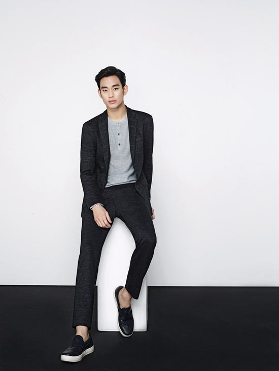 金秀贤春季写真展温暖笑容 穿西装精致有型【组图】