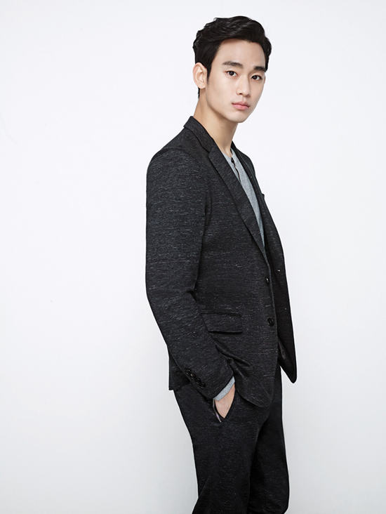 金秀贤春季写真展温暖笑容 穿西装精致有型【组图】