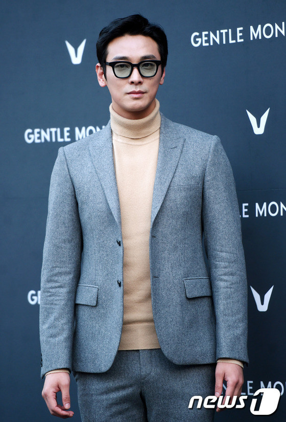 孔孝真现身露眉卷刘海抢镜 池昌旭李多海潮装亮相【组图】