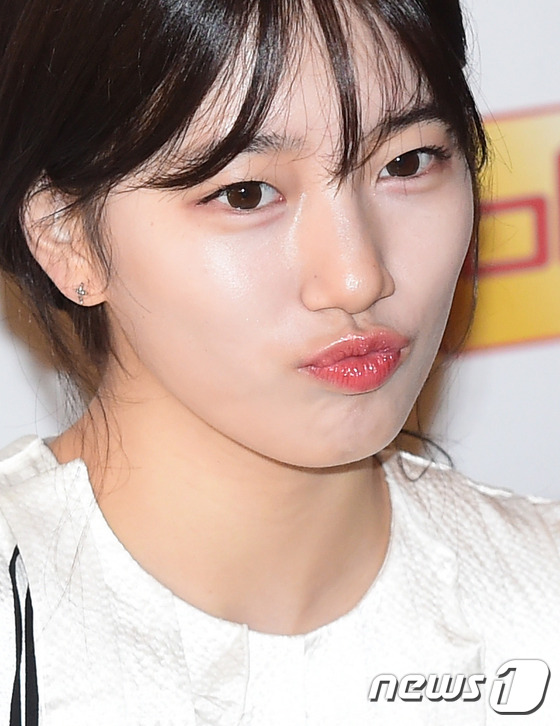 李敏镐女友秀智出席粉丝签名会 表情多变清纯可爱【组图】