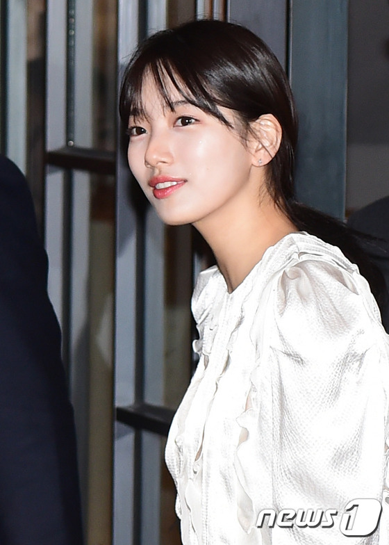 李敏镐女友秀智出席粉丝签名会 表情多变清纯可爱【组图】