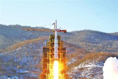 朝鲜发行成功发射“光明星四号”纪念邮票（图）