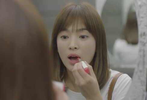 《太阳的后裔》宋慧乔减龄空气刘海 允儿秀智IU孔孝真也都爱【组图】