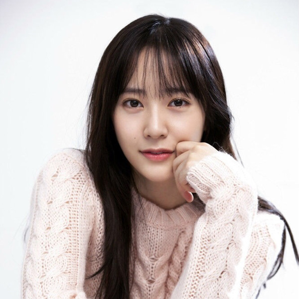 《太阳的后裔》宋慧乔减龄空气刘海 允儿秀智IU孔孝真也都爱【组图】