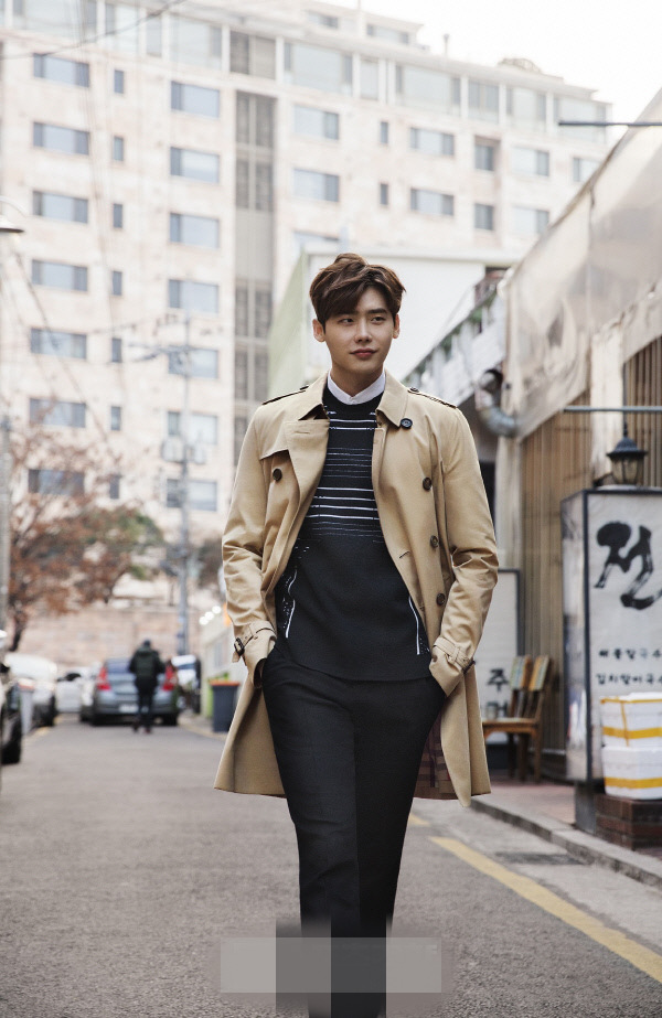 李钟硕风衣写真英伦范 韩孝珠粉色装扮知性优雅【组图】