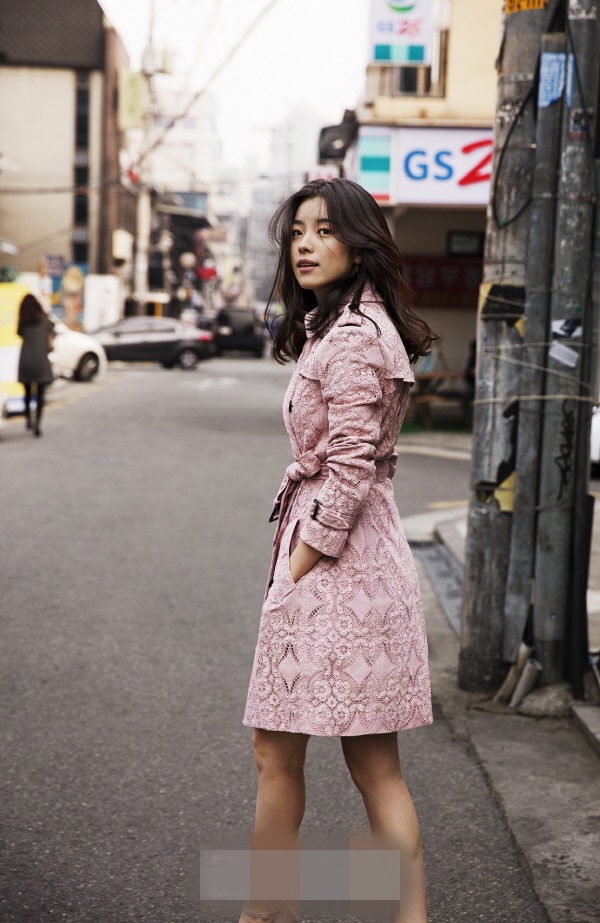 李钟硕风衣写真英伦范 韩孝珠粉色装扮知性优雅【组图】