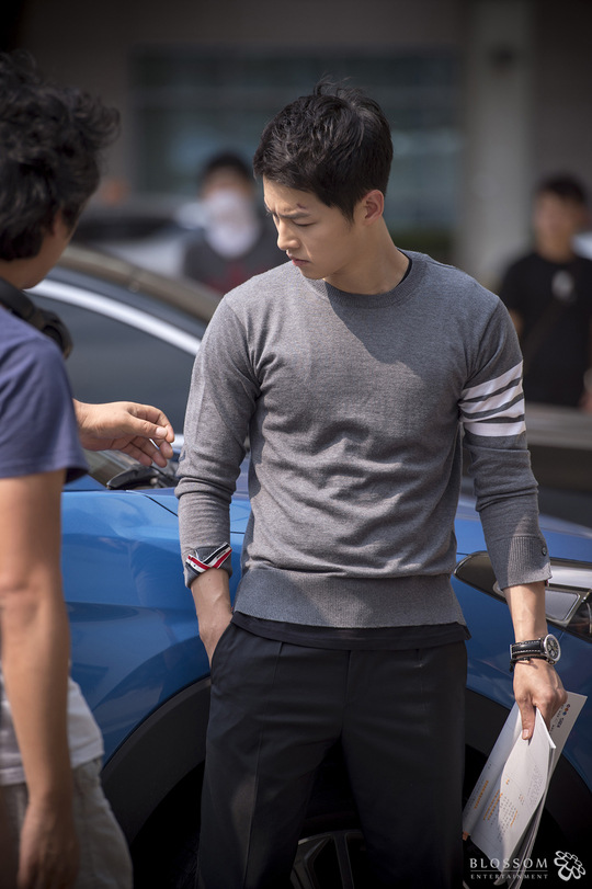 《太阳的后裔》宋仲基被赞暖男 穿军装花絮照公开【组图】