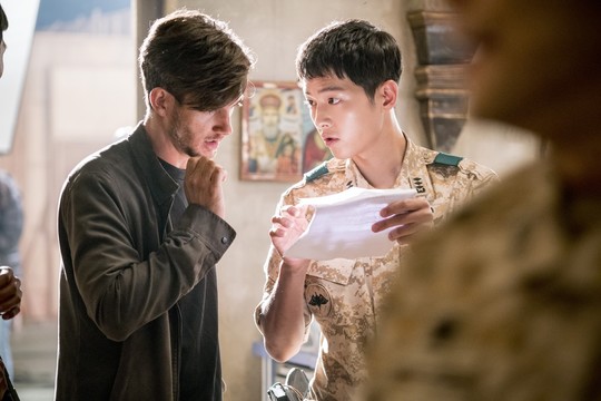 《太阳的后裔》宋仲基被赞暖男 穿军装花絮照公开【组图】