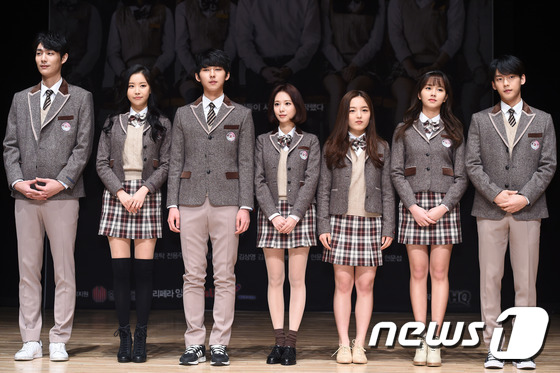 金所炫新网剧饰演美女学霸 穿校服现身宣传新剧 【组图】