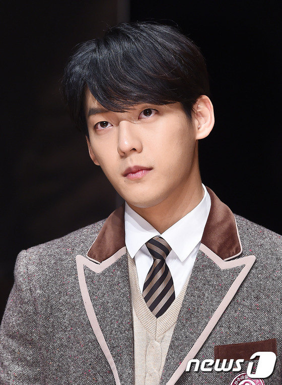 金所炫新网剧饰演美女学霸 穿校服现身宣传新剧 【组图】