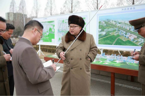 据朝鲜《劳动新闻》3月18日报道，朝鲜领导人金正恩站在建筑物模型前，指导和视察平壤建设情况。