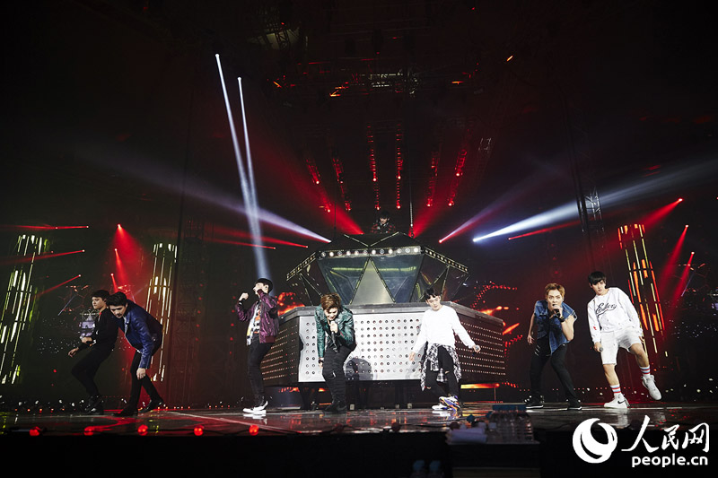 EXO二巡安可演唱会首尔落幕 KAI拄拐杖登台【高清组图】