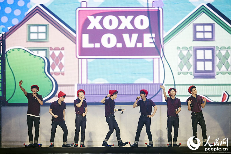 EXO二巡安可演唱会首尔落幕 KAI拄拐杖登台【高清组图】