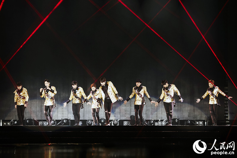 EXO二巡安可演唱会首尔落幕 KAI拄拐杖登台【高清组图】