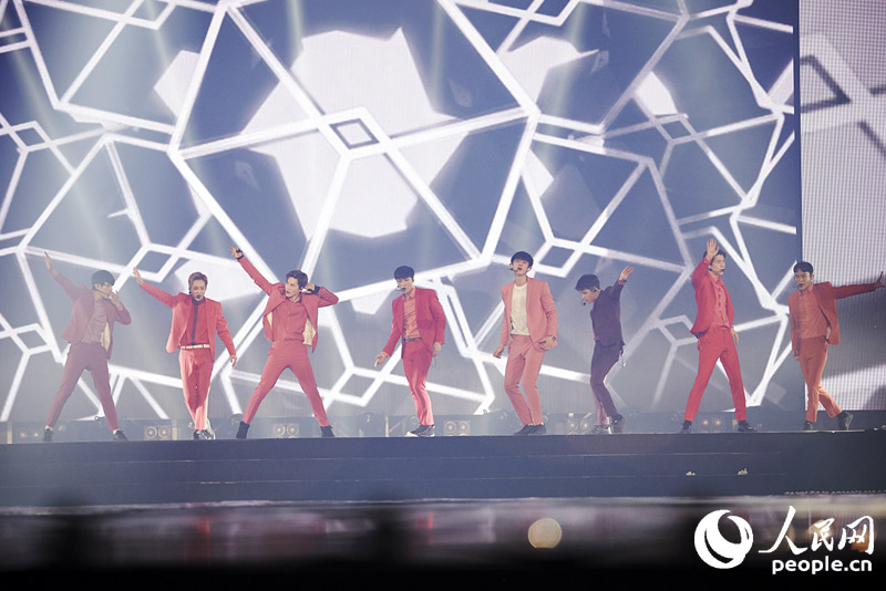 EXO二巡安可演唱会首尔落幕 KAI拄拐杖登台【高清组图】