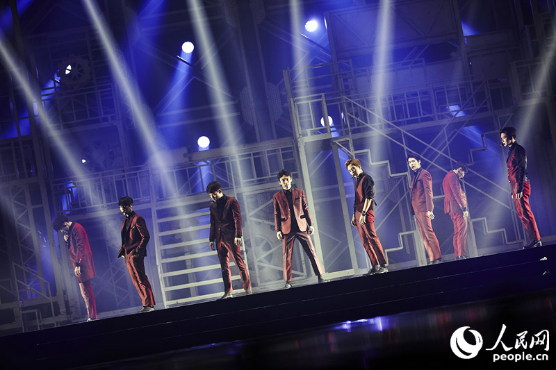 EXO二巡安可演唱会首尔落幕 KAI拄拐杖登台【高清组图】