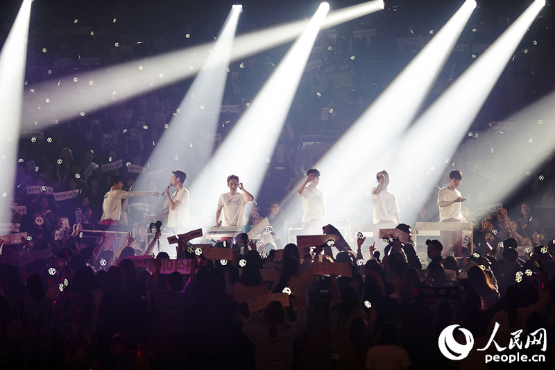 EXO二巡安可演唱会首尔落幕 KAI拄拐杖登台【高清组图】