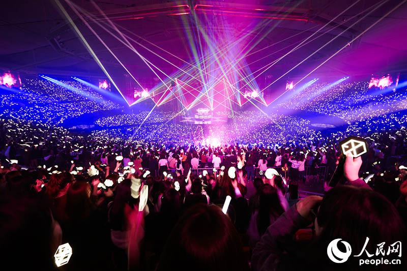 EXO二巡安可演唱会首尔落幕 KAI拄拐杖登台【高清组图】