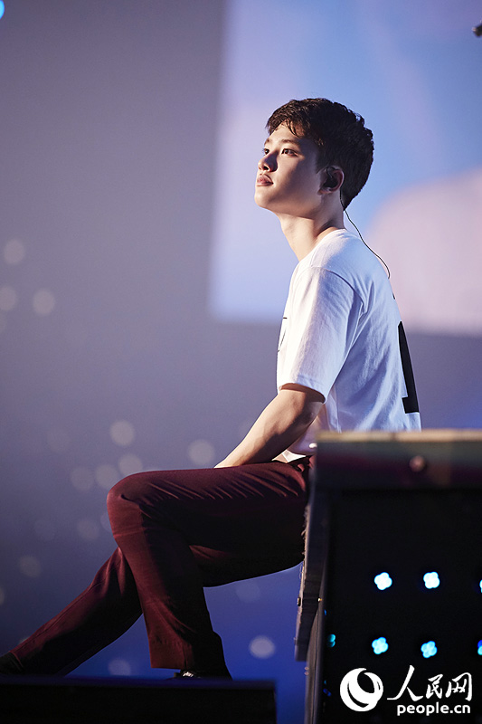 EXO二巡安可演唱会首尔落幕 KAI拄拐杖登台【高清组图】