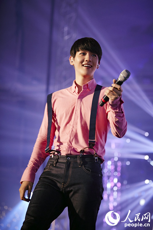 EXO二巡安可演唱会首尔落幕 KAI拄拐杖登台【高清组图】