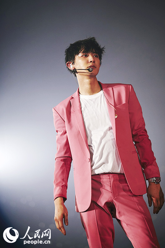 EXO二巡安可演唱会首尔落幕 KAI拄拐杖登台【高清组图】