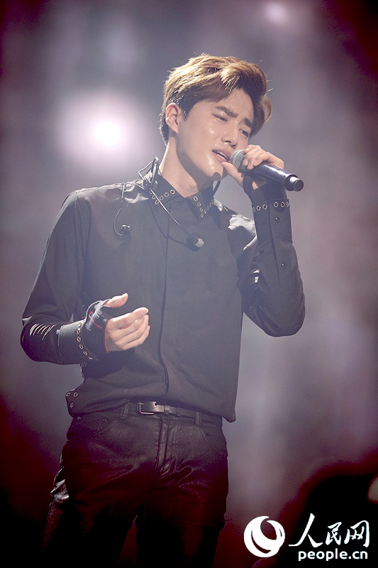 EXO二巡安可演唱会首尔落幕 KAI拄拐杖登台【高清组图】