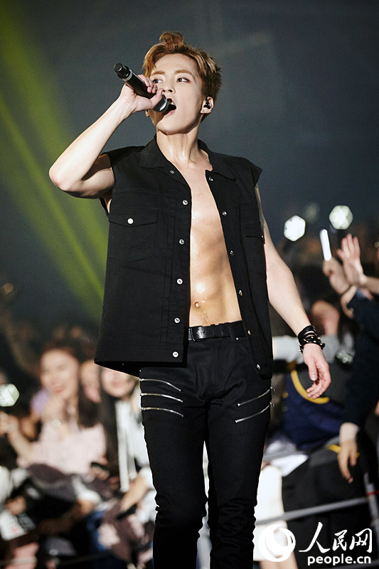 EXO二巡安可演唱会首尔落幕 KAI拄拐杖登台【高清组图】