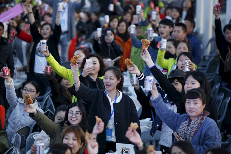 中国游客在韩参加大规模啤酒炸鸡派对