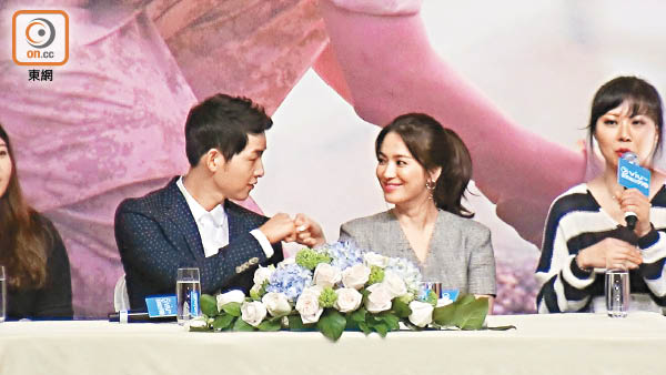 宋仲基宋慧乔合体:白天揽腰秀甜蜜 晚上共享私房菜