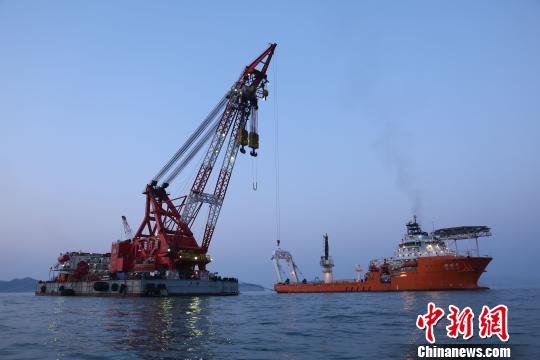 上海打捞局大力号与深潜号在作业现场协同作业。　张亨伟 摄