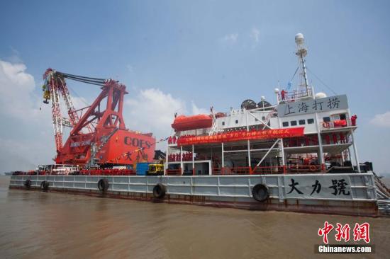 8月12日，上海打捞局工程船“大力号”从上海出发赴韩国实施“岁月”号打捞工程。据了解，本次“岁月”号打捞工程，计划分三个阶段推进，采用钢梁穿越船底，整体起吊，预计打捞将历时一年。2014年4月16日，韩国渡轮“岁月”号在全罗南道珍岛郡海域沉没，导致295人遇难，9人下落不明。“岁月”号至今仍横卧在44米深的海底。 <a target='_blank' href='http://www.chinanews.com/'><p  align=
