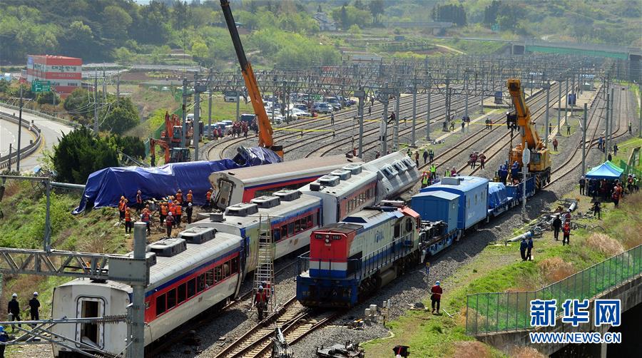 （国际）（1）韩国丽水发生列车脱轨事故致1死8伤