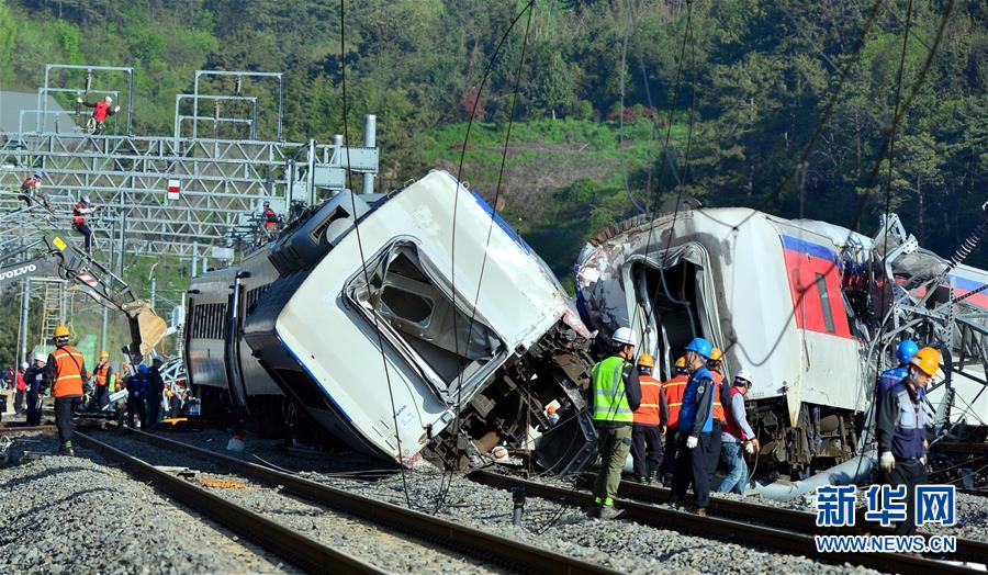 （国际）（2）韩国丽水发生列车脱轨事故致1死8伤