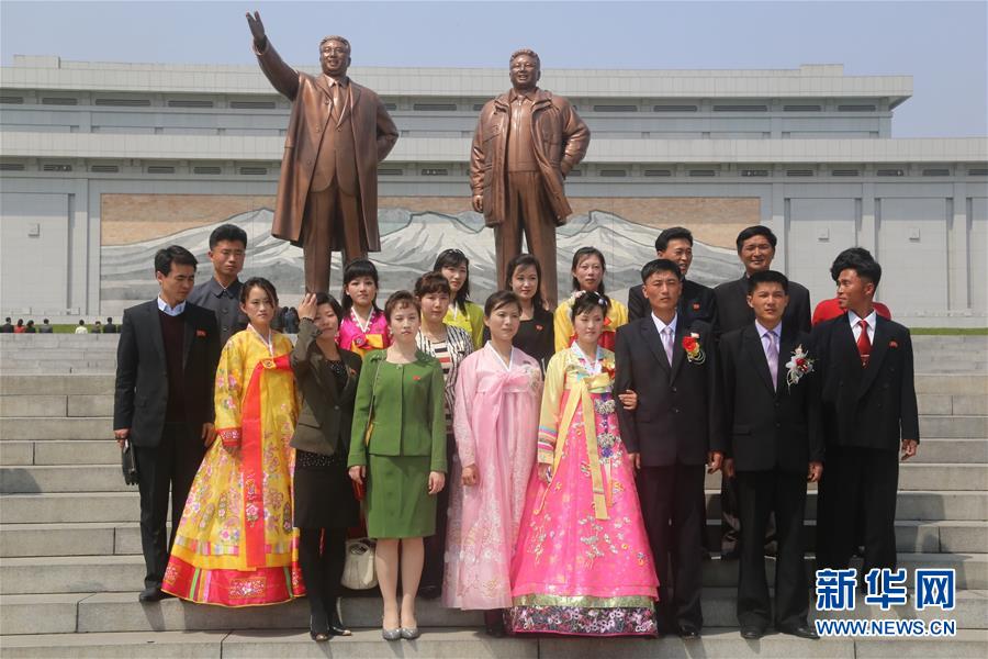 （国际）（1）朝鲜民众向万寿台铜像献花庆祝朝鲜人民军建军84周年