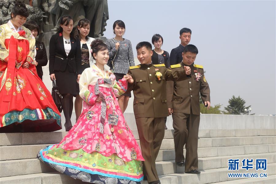 （國際）（3）朝鮮民眾向萬壽臺銅像獻花慶祝朝鮮人民軍建軍84周年