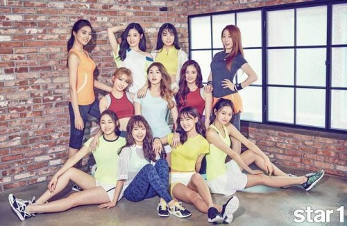 韩国女团I.O.I成员上厕所遭粉丝跟拍 尴尬微笑(图)