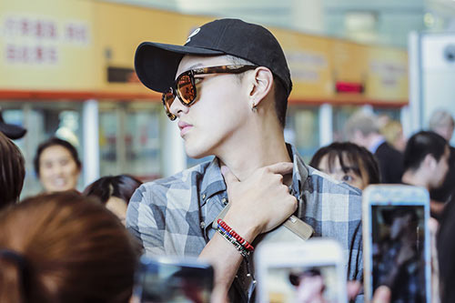 吴亦凡低调现身机场遭粉丝围堵 墨镜遮面潮范十足【组图】