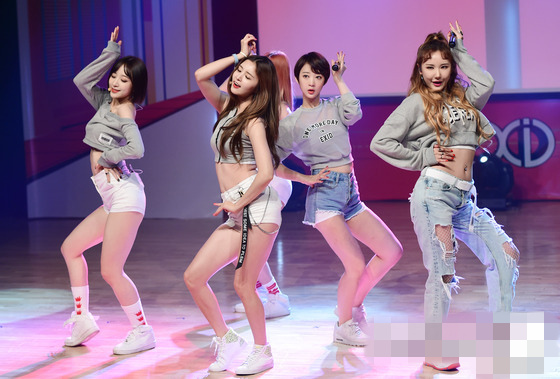 EXID举行新专辑showcase Hani香肩蛮腰显性感【组图】