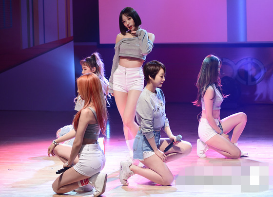 EXID举行新专辑showcase Hani香肩蛮腰显性感【组图】