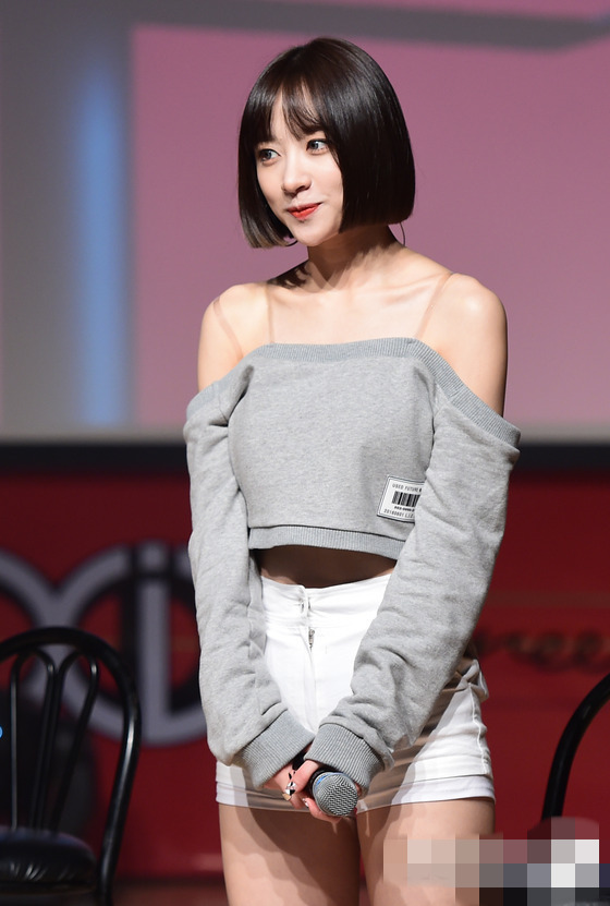 EXID举行新专辑showcase Hani香肩蛮腰显性感【组图】