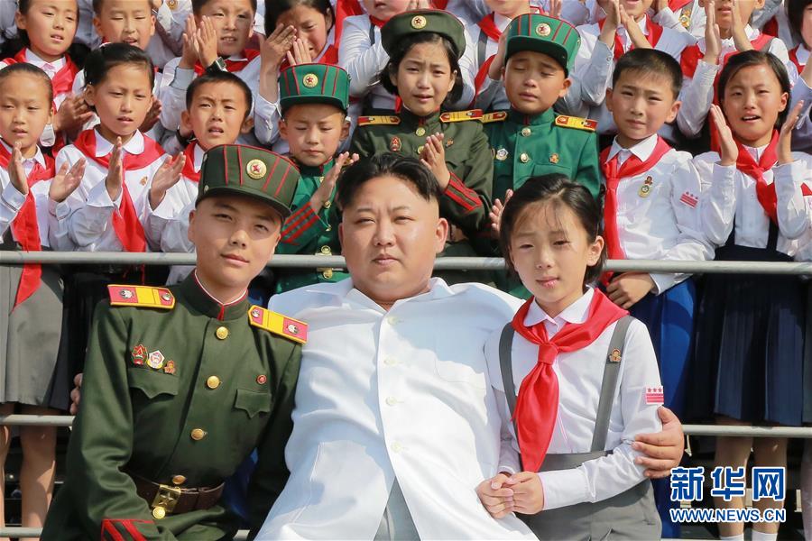 （国际）金正恩同朝鲜少年团成立70周年庆祝活动代表合影留念