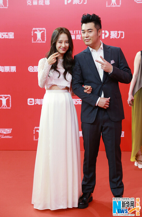宋智孝陈赫亮相上海电影节红毯 &ldquo;懵智&rdquo;白裙秀蛮腰【组图】