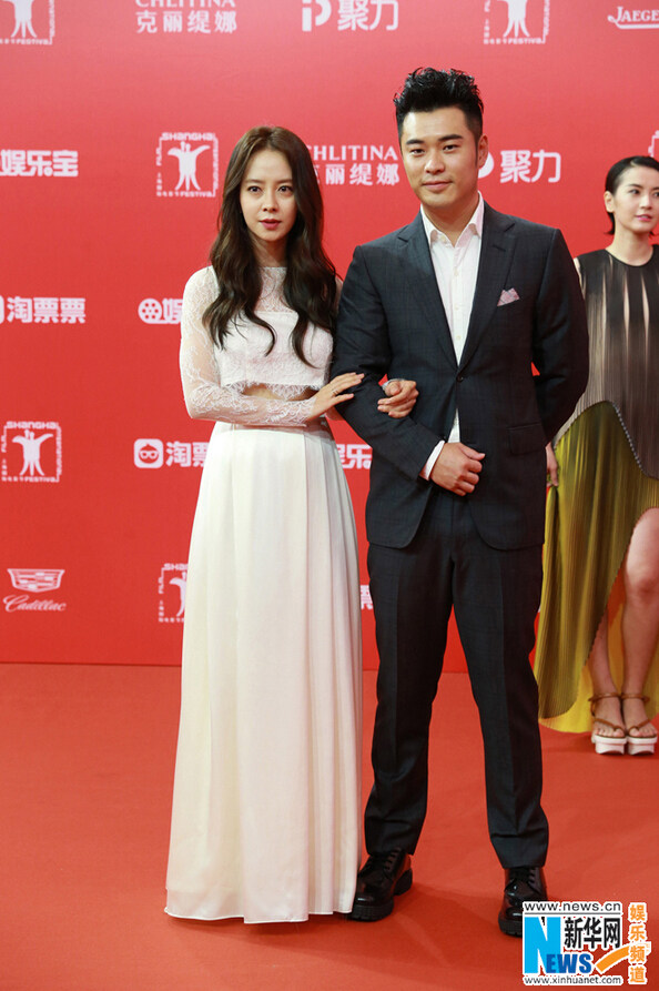宋智孝陈赫亮相上海电影节红毯 &ldquo;懵智&rdquo;白裙秀蛮腰【组图】