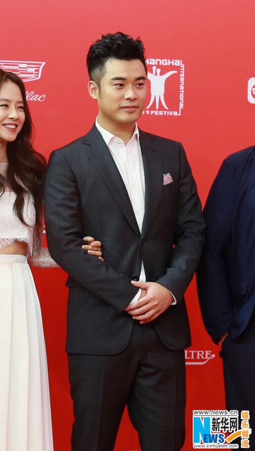 宋智孝陈赫亮相上海电影节红毯 &ldquo;懵智&rdquo;白裙秀蛮腰【组图】