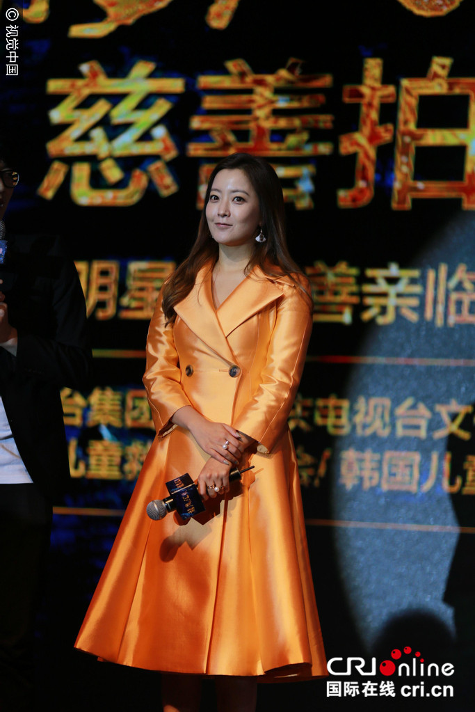 金喜善39岁生日着霸气金裙现身 脸圆润似发福