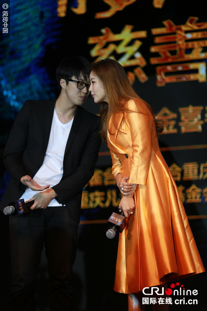 金喜善39岁生日着霸气金裙现身 脸圆润似发福