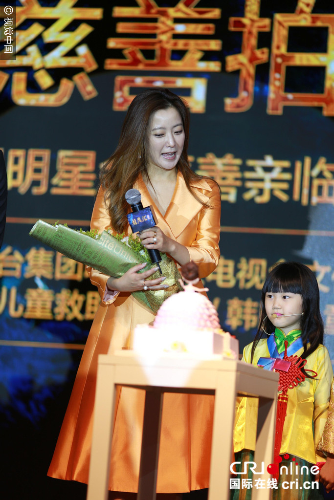 金喜善39岁生日着霸气金裙现身 脸圆润似发福