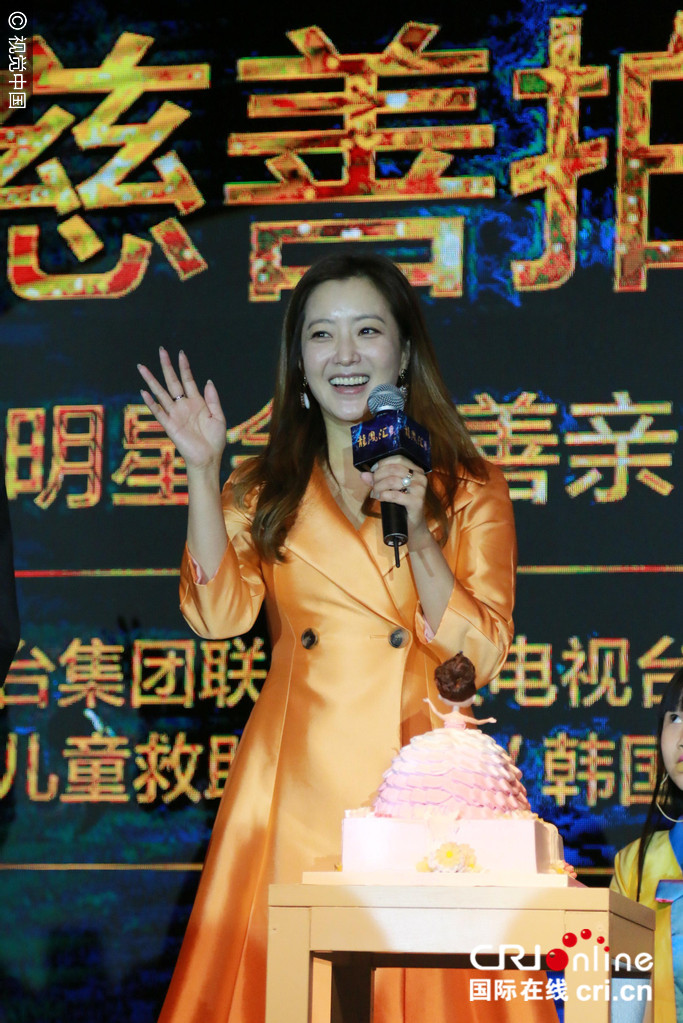 金喜善39岁生日着霸气金裙现身 脸圆润似发福